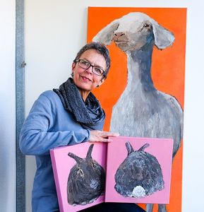 Die Malerin Barbara Heun mit Werken der Ausstellung.