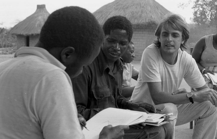 1980 besuchte Eberhard Högerle (r.) das afrikanische Sambia, dort schulte er Grafiker des dortigen Landwirtschafts- und Gesundheitsministeriums; Ziel war es die Landbevölkerung beim Brunnenbau zu unterstützen.