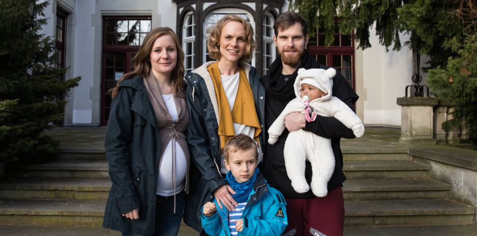 Karolin Hohmeyer, Isabell Koch mit ihrem Sohn Felix und Anton Jegorow mit seinem Töchterchen Melia (von links)